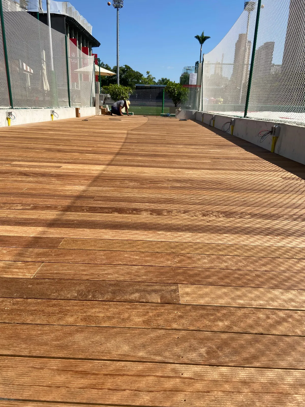 Passarela de deck de madeira entre as quadras do Club Athletico Paulistano